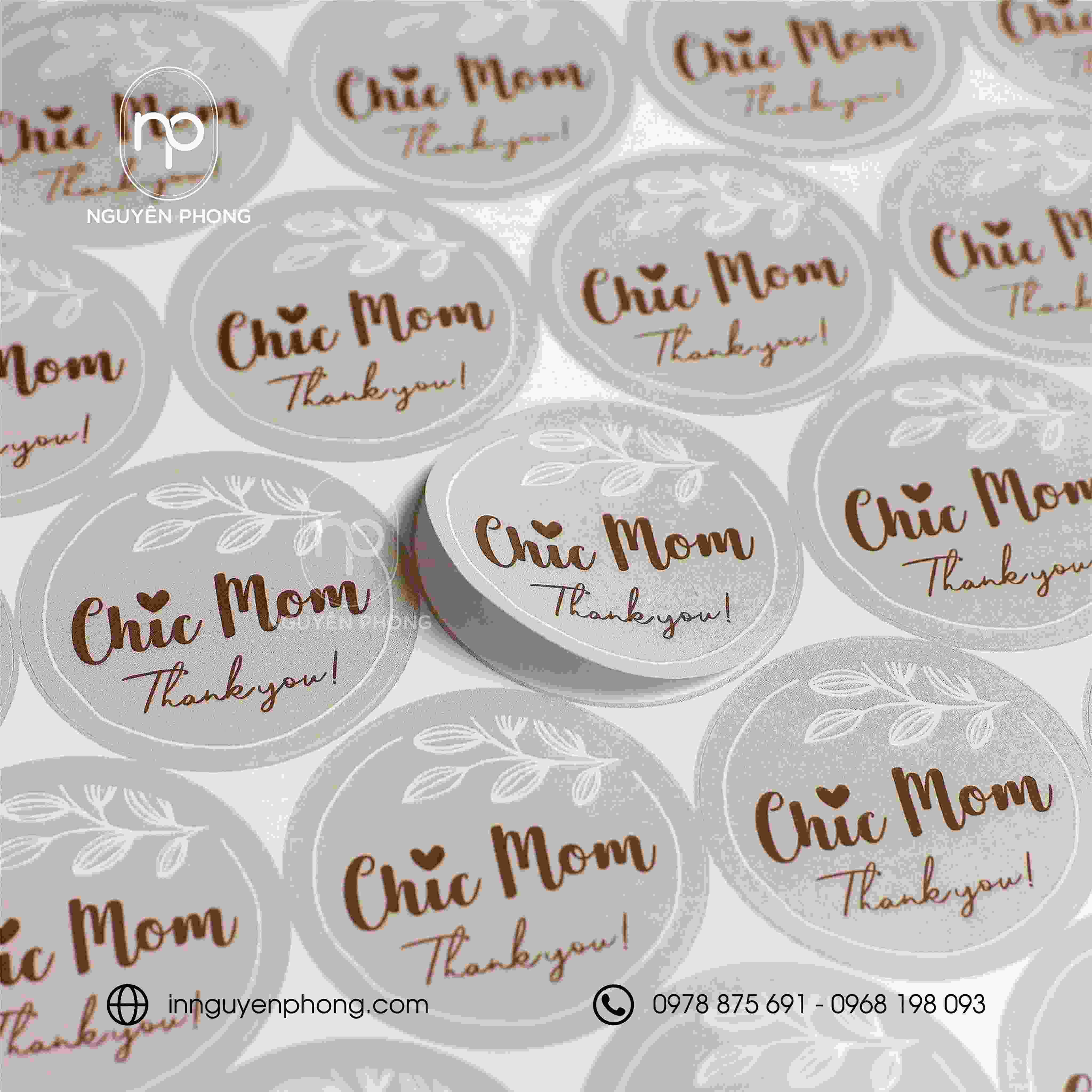 Bế demi trên mẫu tem nhãn dán tròn